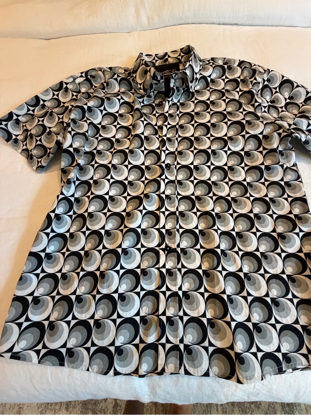 Men's Short-Sleeve Geometric Button-Down Shirt - Black & Gray